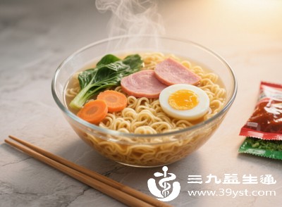 泡面中几乎不含膳食纤维，维生素、矿物质等营养元素也极为匮乏