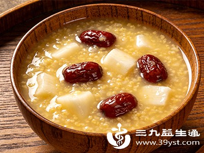 当三七粉与粥、汤等食材搭配食用时,可随餐进行 当三七粉与粥、汤等食材搭配食用时,可随餐进行