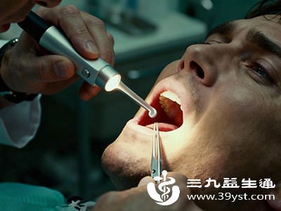 当出现吞咽困难、呼吸困难、喉咙出血、颈部肿胀或疼痛放射至耳部等症状时,可能是鱼刺损伤了重要组织,需立即前往医院就诊,由医生使用专业工具将鱼刺取出 当出现吞咽困难、呼吸困难、喉咙出血、颈部肿胀或疼痛放射至耳部等症状时,可能是鱼刺损伤了重要组织,需立即前往医院就诊,由医生使用专业工具将鱼刺取出