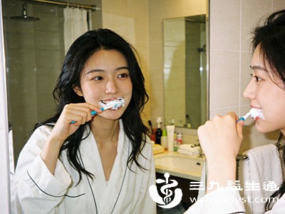 刷牙用力过猛,追求“刷干净” 刷牙用力过猛,追求“刷干净”