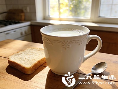 牛奶中含有益生菌和乳糖，能促进肠道蠕动