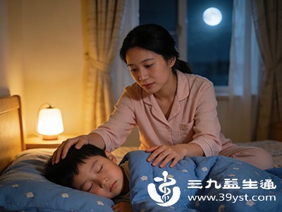 只有强光持续照射（如开灯玩手机、房间大灯常亮）