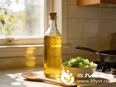 大豆油、玉米油等多不饱和脂肪酸含量高,但在高温烹饪时易产生氧化产物,可能影响代谢健康 大豆油、玉米油等多不饱和脂肪酸含量高,但在高温烹饪时易产生氧化产物,可能影响代谢健康