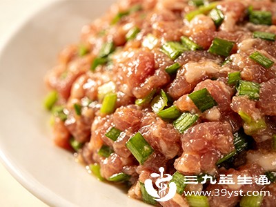 做馅时,羊肉的醇厚与韭菜的清香相互融合,使馅料味道更加丰富,无论是包饺子还是做包子都十分美味 做馅时,羊肉的醇厚与韭菜的清香相互融合,使馅料味道更加丰富,无论是包饺子还是做包子都十分美味