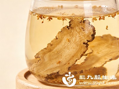 将当归片放入杯中，用沸水冲泡，加盖焖10-15分钟后饮用，可反复冲泡至味道变淡