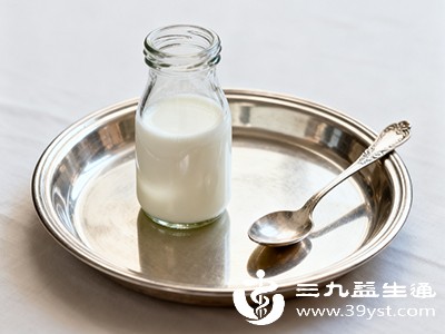 乳糖不耐受者可选择脱乳糖奶粉；需要控制脂肪摄入的人，脱脂奶粉比脱脂纯牛奶的脂肪含量更低