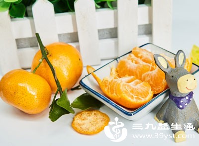 橘子、橙子、柠檬等，适量食用可补充维生素，但过量摄入会让咽喉黏膜受酸刺激，尤其咳嗽伴有咽喉溃疡时，可能加重不适