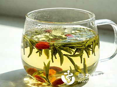 一般来说，健康人群都可以尝试茶叶与枸杞同泡，尤其是需要轻度提神又希望获得一定滋养的人，这种搭配能满足双重需求