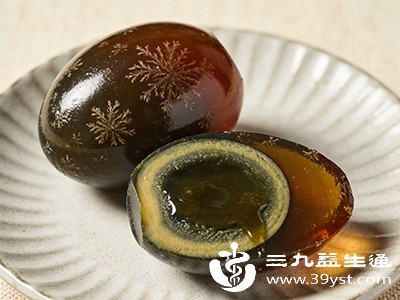 高血压、高血脂、肾脏疾病等患者,由于需要控制钠的摄入或限制某些成分的吸收,食用松花蛋前应谨慎,最好在医生或营养师的指导下进行,避免因食用不当加重病情 高血压、高血脂、肾脏疾病等患者,由于需要控制钠的摄入或限制某些成分的吸收,食用松花蛋前应谨慎,最好在医生或营养师的指导下进行,避免因食用不当加重病情