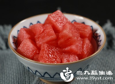 西瓜中含有一定量的糖分，虽然其升糖指数相对不高，但糖尿病患者仍需谨慎食用