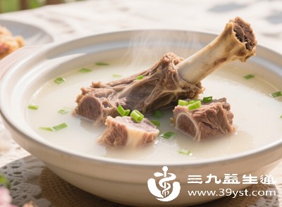 动物内脏、浓肉汤，海鲜类中的沙丁鱼、凤尾鱼、贝类等嘌呤含量极高，痛风患者需严格避免食用