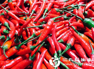 积食后的饮食需以清淡、易消化为主，暂时避开油腻、辛辣、生冷、坚硬的食物，以及甜食和产气食物，这类食物会加重肠胃负担，延缓消化