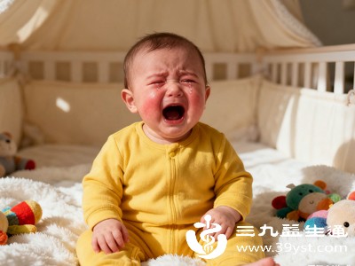 一岁宝宝正处于分离焦虑的高峰期，夜间睡眠时若发现家长不在身边，会因缺乏安全感而哭闹