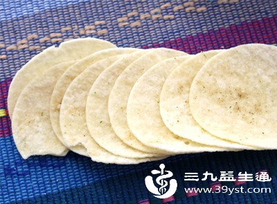 一小包100克的膨化食品，热量可能高达400大卡左右，相当于小半碗米饭，不经意间就会导致热量摄入超标，多余热量堆积成脂肪，引发发胖