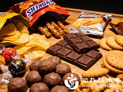 有人觉得膨化食品原料是谷物，可代替主食，这种做法极易导致热量超标