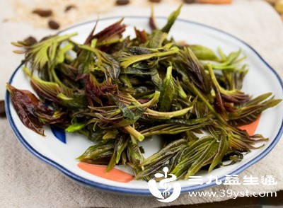 清明前后的香椿芽色泽紫红、香气浓郁，是春日特色食材