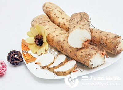 适当食用山药、薏米、红豆等健脾祛湿食材，可煮成粥或汤，帮助排出体内湿气，缓解春困乏力