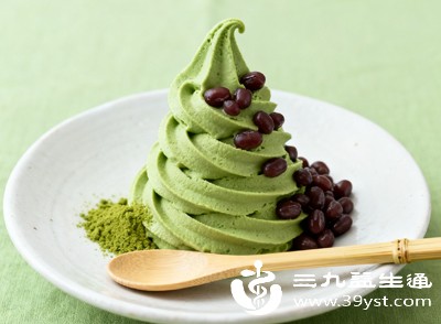 经期盆腔处于充血状态，生冷食物会刺激血管收缩，不仅可能加重痛经、宫寒症状，还容易引发腹痛、腹泻等肠胃不适