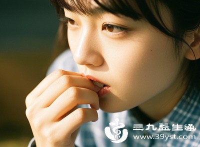 长期咬指甲、咬嘴唇、用一侧咀嚼,或智齿萌出时挤压邻牙,都会持续给牙齿施加外力,打破牙齿的稳定状态,导致牙齿移位反弹 长期咬指甲、咬嘴唇、用一侧咀嚼,或智齿萌出时挤压邻牙,都会持续给牙齿施加外力,打破牙齿的稳定状态,导致牙齿移位反弹