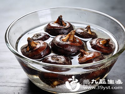 必要时可用食盐或食用小苏打溶液浸泡约十分钟