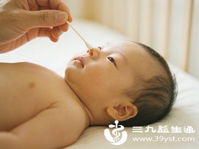 很多爸妈会用棉签、挖耳勺等工具给宝宝挖鼻屎，这种做法极易损伤宝宝娇嫩的鼻黏膜，甚至可能引发鼻腔感染、出血
