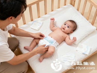 筛查通常在宝宝出生72小时后、出院前进行,医护人员会用采血针轻轻刺破宝宝足底,采集少量血液滴在专用滤纸上,送至指定实验室检测 筛查通常在宝宝出生72小时后、出院前进行,医护人员会用采血针轻轻刺破宝宝足底,采集少量血液滴在专用滤纸上,送至指定实验室检测