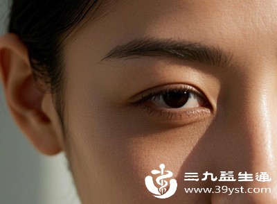 眉毛与眼睛的搭配的能直接影响眼部视觉大小，合理修饰眉毛可优化面部比例，让眼睛更突出