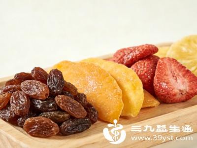 很多人觉得水果干是“健康零食”,就毫无节制地吃,却忽略了它的高热量密度 很多人觉得水果干是“健康零食”,就毫无节制地吃,却忽略了它的高热量密度