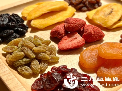 有些人为了减肥，会用水果干替代正餐，认为既能补充营养又能控制热量，但这种做法反而容易致胖