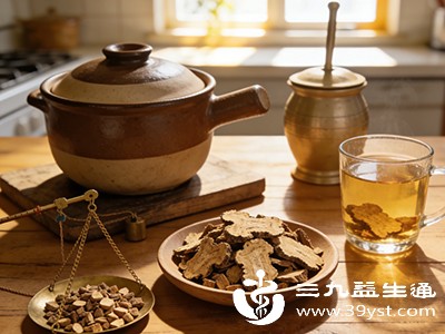 生白术能通过补益脾胃，促进气血生成，为胎儿的生长发育提供稳定的内环境