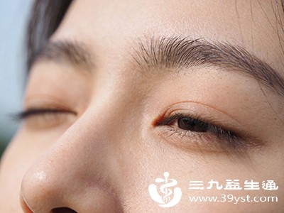 部分人还会出现眼睛发红、畏光等症状