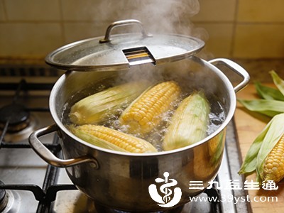 将煮玉米作为粗粮的一种纳入孕期食谱