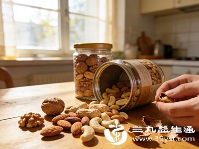 燕麦、坚果、动物肝脏等含有较多的维生素B族 燕麦、坚果、动物肝脏等含有较多的维生素B族