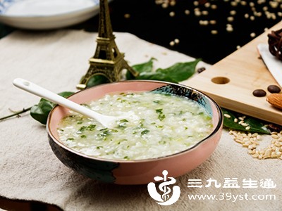 合理搭配食物,适当增加富含水分的食物,如汤类、粥类等 合理搭配食物,适当增加富含水分的食物,如汤类、粥类等