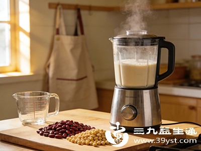 将赤小豆与黄豆混合打成豆浆饮用