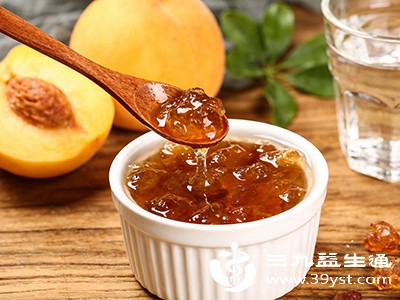 虽然早上吃桃胶有益，但不宜空腹食用