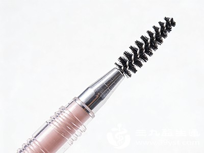 可用睫毛梳梳理使其自然归位