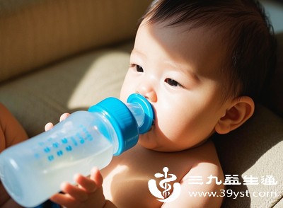 针对分泌物堆积引发的咳嗽,家长可在孩子起床后,让孩子喝一杯温水,稀释咽喉部的黏液,帮助其排出 针对分泌物堆积引发的咳嗽,家长可在孩子起床后,让孩子喝一杯温水,稀释咽喉部的黏液,帮助其排出