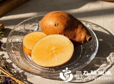 雪莲果富含水溶性膳食纤维和菊糖，这两种成分无法被人体消化酶分解，能直接抵达肠道，刺激肠道蠕动