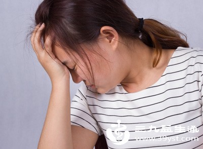 很多人会将颅内压增高的早期头痛、头晕，误判为感冒、高血压或视疲劳，自行服用缓解不适的产品，延误最佳干预时机