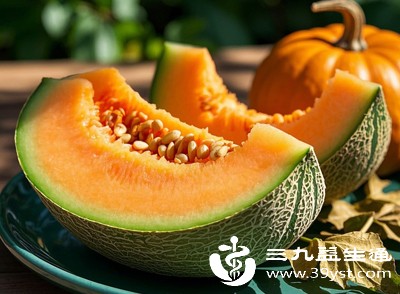 哈密瓜的钾含量约每100克191毫克，口感清甜、水分充足，夏季食用既能补水又能补钾，兼顾口感与营养