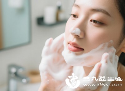 唇周清洁要细致,每天洗脸时重点揉搓唇周,去除表层灰尘和老废角质 唇周清洁要细致,每天洗脸时重点揉搓唇周,去除表层灰尘和老废角质