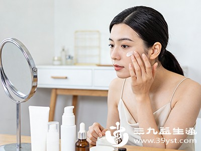 含有金缕梅、茶树精油等成分的护肤品具有一定的收敛作用 含有金缕梅、茶树精油等成分的护肤品具有一定的收敛作用