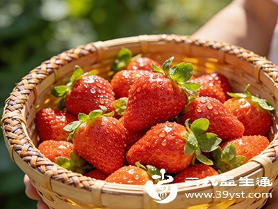 草莓性偏凉,经期过量食用可能刺激胃肠道 草莓性偏凉,经期过量食用可能刺激胃肠道