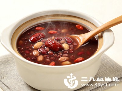 五红汤的食材配比要合理,常规做法为红枣5-8颗、红豆20克、花生20克、枸杞10克、红糖适量,加足量清水煮30-40分钟,煮至食材软烂、汤汁浓稠即可,花生可提前浸泡更易煮烂 五红汤的食材配比要合理,常规做法为红枣5-8颗、红豆20克、花生20克、枸杞10克、红糖适量,加足量清水煮30-40分钟,煮至食材软烂、汤汁浓稠即可,花生可提前浸泡更易煮烂