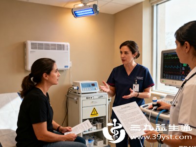 绝经后女性检查结果为0.4cm，且无异常出血、腹痛等症状，也属于正常，只需每年定期做妇科检查即可