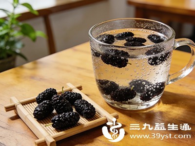 取干黑桑葚10-15克，温水冲洗后用80-90℃热水冲泡，焖5-10分钟即可