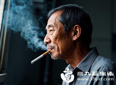 吸烟时的烟雾会直接损伤声带和咽喉黏膜，导致黏膜慢性充血