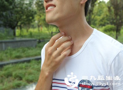 出现喉咙沙哑时，应尽量减少说话