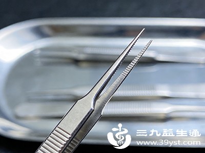 用镊子拔胳肢窝毛发,会强烈刺激毛囊和皮肤 用镊子拔胳肢窝毛发,会强烈刺激毛囊和皮肤